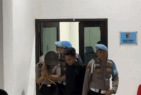 Dua polisi di Jambi, Bripda Samson (SA) dan Bripda Nabil (NI), tersangka pemerkosaan perempuan 18 tahun di Kota Jambi, resmi dipecat kepolisian. Sanksi tersebut merupakan hasil sidang etik yang digelar secara tertutup lebih dari 12 jam di Polda Jambi pada Jumat (6/2/2026) malam.