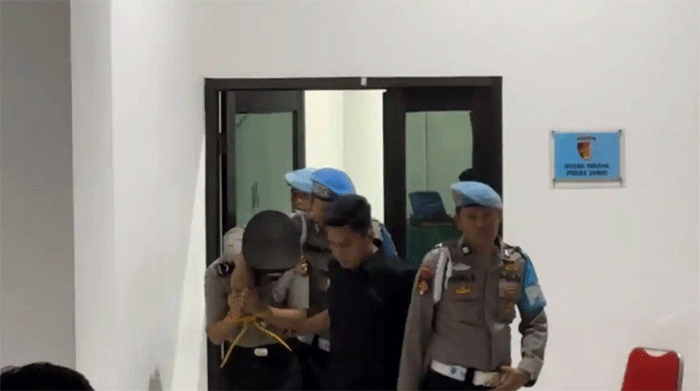 Dua polisi di Jambi, Bripda Samson (SA) dan Bripda Nabil (NI), tersangka pemerkosaan perempuan 18 tahun di Kota Jambi, resmi dipecat kepolisian. Sanksi tersebut merupakan hasil sidang etik yang digelar secara tertutup lebih dari 12 jam di Polda Jambi pada Jumat (6/2/2026) malam.