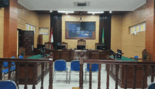 Suasana ruang sidang Cakra Pengadilan Negeri Pariaman terpantau sepi jelang sidang lanjutan dengan agenda pembacaan tuntutan kasus dugaan pembunuhan berencana disertai mutilasi terhadap tiga perempuan, Selasa (21/4/2026). Sidang dijadwalkan dimulai pukul 11.00 WIB. 