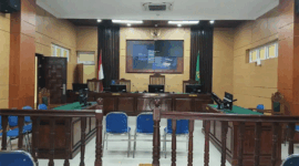 Suasana ruang sidang Cakra Pengadilan Negeri Pariaman terpantau sepi jelang sidang lanjutan dengan agenda pembacaan tuntutan kasus dugaan pembunuhan berencana disertai mutilasi terhadap tiga perempuan, Selasa (21/4/2026). Sidang dijadwalkan dimulai pukul 11.00 WIB. 