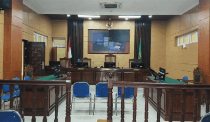 Suasana ruang sidang Cakra Pengadilan Negeri Pariaman terpantau sepi jelang sidang lanjutan dengan agenda pembacaan tuntutan kasus dugaan pembunuhan berencana disertai mutilasi terhadap tiga perempuan, Selasa (21/4/2026). Sidang dijadwalkan dimulai pukul 11.00 WIB.