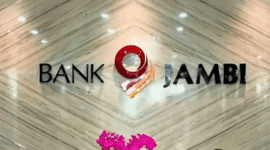 PERPANJANG JAM LAYANAN - Guna menjawab tingginya kebutuhan transaksi masyarakat, BPD Jambi ini resmi memperpanjang jam operasional mesin ATM di lingkungan kantor cabang hingga pukul 20.00 WIB. Kebijakan ini merupakan lonjakan signifikan dibandingkan jadwal sebelumnya yang hanya melayani nasabah hingga pukul 16.00 WIB.  