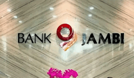 PERPANJANG JAM LAYANAN - Guna menjawab tingginya kebutuhan transaksi masyarakat, BPD Jambi ini resmi memperpanjang jam operasional mesin ATM di lingkungan kantor cabang hingga pukul 20.00 WIB. Kebijakan ini merupakan lonjakan signifikan dibandingkan jadwal sebelumnya yang hanya melayani nasabah hingga pukul 16.00 WIB.