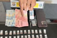 Petugas Satresnarkoba Polres Agam memperlihatkan barang bukti berupa 45 paket diduga narkotika jenis sabu saat penangkapan seorang pria di kawasan Batu Kambing, Kecamatan Ampek Nagari, Kabupaten Agam, Selasa (21/4/2026) sekitar pukul 18.25 WIB. Pelaku kini diamankan di Polres Agam untuk proses penyidikan lebih lanjut. 