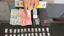 Petugas Satresnarkoba Polres Agam memperlihatkan barang bukti berupa 45 paket diduga narkotika jenis sabu saat penangkapan seorang pria di kawasan Batu Kambing, Kecamatan Ampek Nagari, Kabupaten Agam, Selasa (21/4/2026) sekitar pukul 18.25 WIB. Pelaku kini diamankan di Polres Agam untuk proses penyidikan lebih lanjut. 