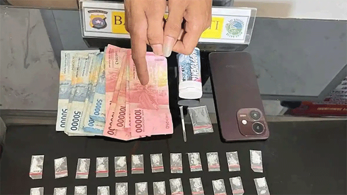 Petugas Satresnarkoba Polres Agam memperlihatkan barang bukti berupa 45 paket diduga narkotika jenis sabu saat penangkapan seorang pria di kawasan Batu Kambing, Kecamatan Ampek Nagari, Kabupaten Agam, Selasa (21/4/2026) sekitar pukul 18.25 WIB. Pelaku kini diamankan di Polres Agam untuk proses penyidikan lebih lanjut. 