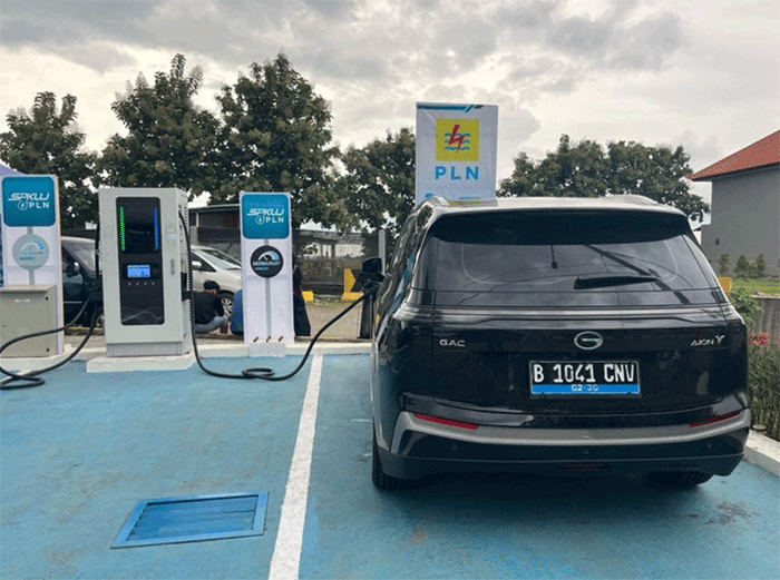 Stasiun Pengisian Kendaraan Listrik Umum (SPKLU) di rest area Tol Cipali, Jumat (28/3). Foto: Dok. kumparan