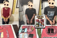 Kolase foto bandar sabu diciduk polisi di Tanjab Barat Jambi. Satuan Reserse Narkoba (Satresnarkoba) Polres Tanjung Jabung Barat, Provinsi Jambi meluncurkan serangan mendadak terhadap jaringan peredaran gelap narkotika di wilayah Kelurahan Teluk Sialang, Kecamatan Tungkal Ilir. Dalam operasi senyap yang berlangsung dramatis pada Rabu (22/04/2026), tiga pria yang diduga kuat sebagai pemain utama di wilayah tersebut berhasil diringkus tanpa perlawanan berarti. 


Artikel ini telah tayang di TribunJambi.com dengan judul Operasi Senyap di Teluk Sialang Tanjabbar Jambi: Polisi Ringkus 3 Bandar Sabu, https://jambi.tribunnews.com/news/1194704/operasi-senyap-di-teluk-sialang-tanjabbar-jambi-polisi-ringkus-3-bandar-sabu?page=2.
Penulis: Darwin Sijabat | Editor: Darwin Sijabat