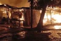 Belasan unit kios dan ratusan lapak di Pasar Bungur Bungo terbakar pada Minggu (26/4/2026) dini hari. Kerugian ditaksir mencapai Rp1 miliar.


Artikel ini telah tayang di TribunJambi.com dengan judul Belasan Kios dan Ratusan Lapak Pasar Bungur Bungo Terbakar Dini Hari Tadi, https://jambi.tribunnews.com/jambi/1194752/belasan-kios-dan-ratusan-lapak-pasar-bungur-bungo-terbakar-dini-hari-tadi?page=2.
Penulis: Mareza Sutan AJ | Editor: Mareza Sutan AJ