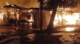 Belasan unit kios dan ratusan lapak di Pasar Bungur Bungo terbakar pada Minggu (26/4/2026) dini hari. Kerugian ditaksir mencapai Rp1 miliar.


Artikel ini telah tayang di TribunJambi.com dengan judul Belasan Kios dan Ratusan Lapak Pasar Bungur Bungo Terbakar Dini Hari Tadi, https://jambi.tribunnews.com/jambi/1194752/belasan-kios-dan-ratusan-lapak-pasar-bungur-bungo-terbakar-dini-hari-tadi?page=2.
Penulis: Mareza Sutan AJ | Editor: Mareza Sutan AJ