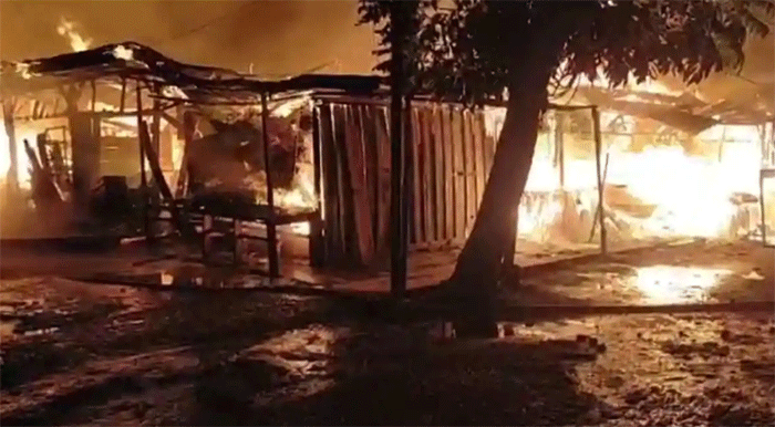 Belasan unit kios dan ratusan lapak di Pasar Bungur Bungo terbakar pada Minggu (26/4/2026) dini hari. Kerugian ditaksir mencapai Rp1 miliar.


Artikel ini telah tayang di TribunJambi.com dengan judul Belasan Kios dan Ratusan Lapak Pasar Bungur Bungo Terbakar Dini Hari Tadi, https://jambi.tribunnews.com/jambi/1194752/belasan-kios-dan-ratusan-lapak-pasar-bungur-bungo-terbakar-dini-hari-tadi?page=2.
Penulis: Mareza Sutan AJ | Editor: Mareza Sutan AJ