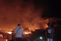 Dua unit rumah dan bedeng 8 pintu di Nibung Putih, Kabupaten Tanjabtim ludes terbakar pada Minggu (26/4/2026) dinihari (Dokumentasi/Metrojambi.com)