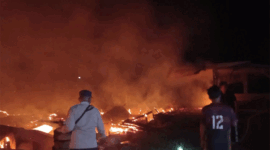 Dua unit rumah dan bedeng 8 pintu di Nibung Putih, Kabupaten Tanjabtim ludes terbakar pada Minggu (26/4/2026) dinihari (Dokumentasi/Metrojambi.com)