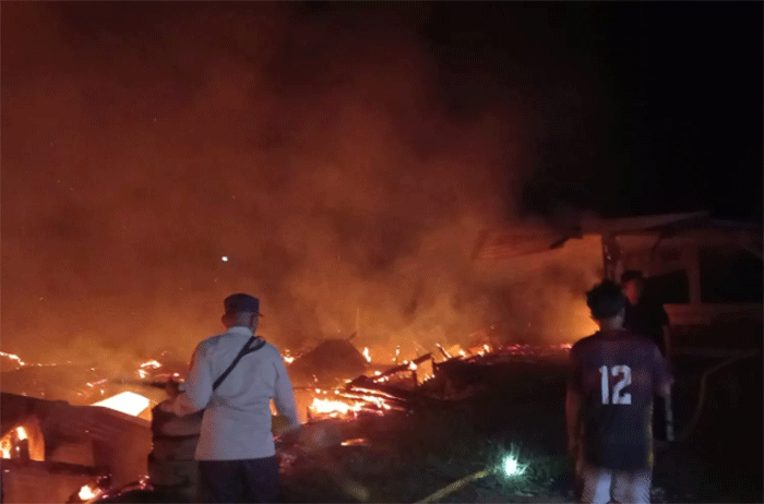 Dua unit rumah dan bedeng 8 pintu di Nibung Putih, Kabupaten Tanjabtim ludes terbakar pada Minggu (26/4/2026) dinihari (Dokumentasi/Metrojambi.com)