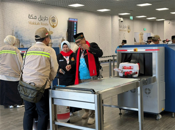 Kedatangan jemaah haji Indonesia lewat jalur Makkah Route atau fast track di Bandara Prince Muhammad Bin Abdul Aziz, Madinah. Foto: Lutfan Darmawan/kumparan