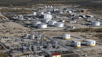 Pabrik penyulingan minyak Rosneft di kota Gubkinsky di Siberia barat, Rusia pada 2 Juni 2006. Foto: Delphine Thouvenot/AFP