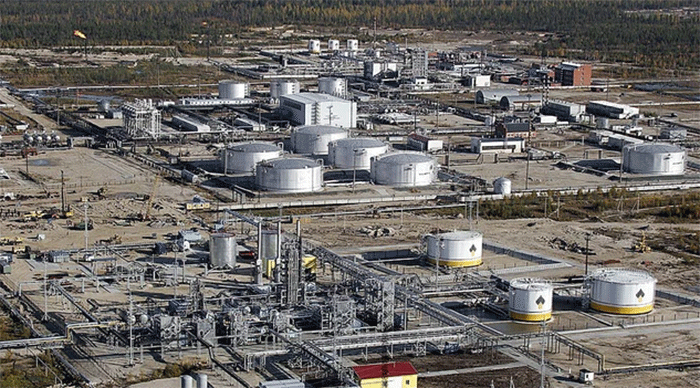 Pabrik penyulingan minyak Rosneft di kota Gubkinsky di Siberia barat, Rusia pada 2 Juni 2006. Foto: Delphine Thouvenot/AFP