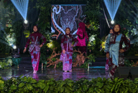 Penampilan peserta Lomba Parade Batik Kreasi dan Lagu Daerah dari Dinas Sosial Kota Sungai Penuh