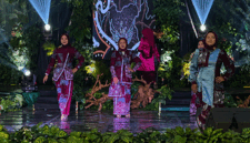 Penampilan peserta Lomba Parade Batik Kreasi dan Lagu Daerah dari Dinas Sosial Kota Sungai Penuh