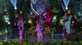 Penampilan peserta Lomba Parade Batik Kreasi dan Lagu Daerah dari Dinas Sosial Kota Sungai Penuh