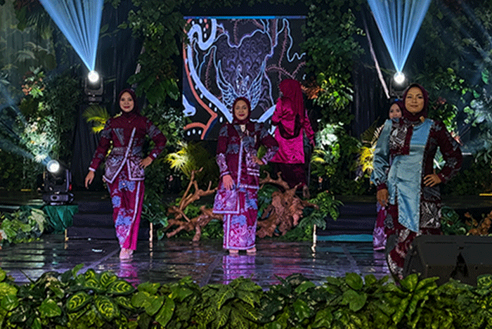 Penampilan peserta Lomba Parade Batik Kreasi dan Lagu Daerah dari Dinas Sosial Kota Sungai Penuh