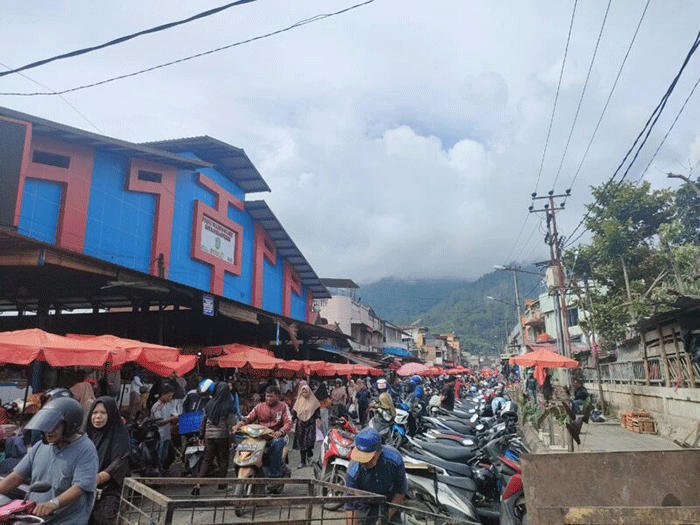 Penertiban pedagang di trotoar membuat akses jalan di Pasar Tanjung Bajure kembali lega, emak-emak pun berharap Pemkot rutin patroli agar pasar tetap tertib.