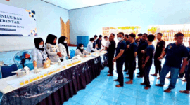 pelaksanaan tes urine massal terhadap warga binaan dan petugas