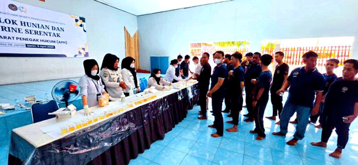 pelaksanaan tes urine massal terhadap warga binaan dan petugas