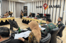 Rapat internal Bank Jambi di ruang pertemuan kantor pusat, sejumlah pimpinan dan pegawai membahas layanan perbankan