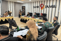 Rapat internal Bank Jambi di ruang pertemuan kantor pusat, sejumlah pimpinan dan pegawai membahas layanan perbankan