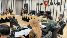 Rapat internal Bank Jambi di ruang pertemuan kantor pusat, sejumlah pimpinan dan pegawai membahas layanan perbankan