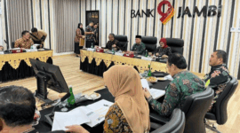 Rapat internal Bank Jambi di ruang pertemuan kantor pusat, sejumlah pimpinan dan pegawai membahas layanan perbankan
