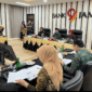 Rapat internal Bank Jambi di ruang pertemuan kantor pusat, sejumlah pimpinan dan pegawai membahas layanan perbankan