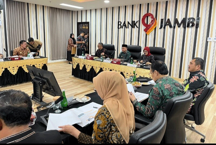 Rapat internal Bank Jambi di ruang pertemuan kantor pusat, sejumlah pimpinan dan pegawai membahas layanan perbankan