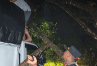 Jalur Sungai Penuh- Tapan tertimbun longsor. Kapolsek Sungai Penuh AKP. Eko Miko bantu mobil agar bisa lewat