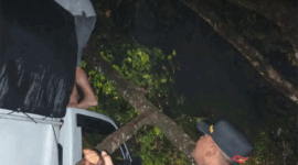 Jalur Sungai Penuh- Tapan tertimbun longsor. Kapolsek Sungai Penuh AKP. Eko Miko bantu mobil agar bisa lewat