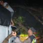 Jalur Sungai Penuh- Tapan tertimbun longsor. Kapolsek Sungai Penuh AKP. Eko Miko bantu mobil agar bisa lewat