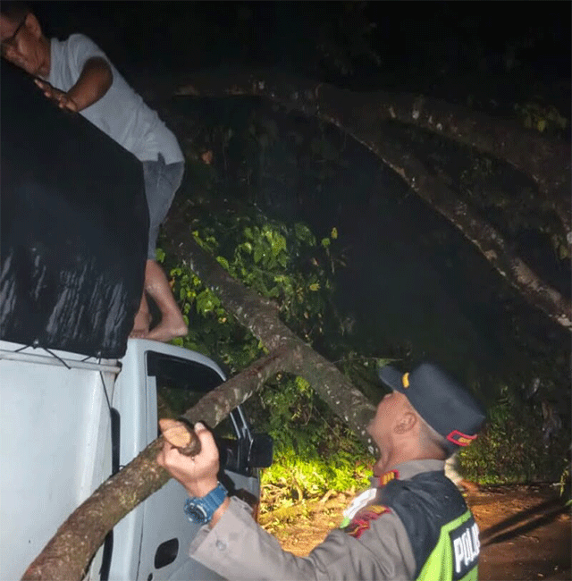 Jalur Sungai Penuh- Tapan tertimbun longsor. Kapolsek Sungai Penuh AKP. Eko Miko bantu mobil agar bisa lewat