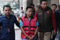 Foto: Ketua Ombudsman RI, Hery Susanto berjalan menuju mobil tahanan di gedung Kejaksaan Agung, Jakarta, Kamis (16/4/2026). (CNBC Indonesia/Faisal Rahman)

