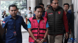 Foto: Ketua Ombudsman RI, Hery Susanto berjalan menuju mobil tahanan di gedung Kejaksaan Agung, Jakarta, Kamis (16/4/2026). (CNBC Indonesia/Faisal Rahman)

