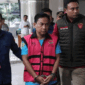 Foto: Ketua Ombudsman RI, Hery Susanto berjalan menuju mobil tahanan di gedung Kejaksaan Agung, Jakarta, Kamis (16/4/2026). (CNBC Indonesia/Faisal Rahman)

