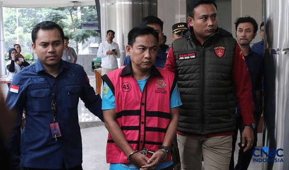 Foto: Ketua Ombudsman RI, Hery Susanto berjalan menuju mobil tahanan di gedung Kejaksaan Agung, Jakarta, Kamis (16/4/2026). (CNBC Indonesia/Faisal Rahman)

