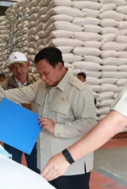 Presiden Prabowo Sidak Gudang Bulog di Magelang, Pastikan Stok Beras Aman