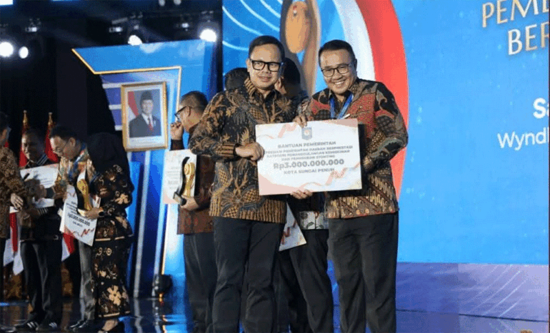Wako Alfin mendapat apresiasi pemerintah pusat atas prestasi sebagai juara satu tingkat Kota se Sumatera (Foto: Prokopim)