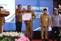 Wali Kota Sungai Penuh, Alfin, SH,  menerima piagam penghargaan dari Menteri Hukum RI.