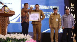 Wali Kota Sungai Penuh, Alfin, SH,  menerima piagam penghargaan dari Menteri Hukum RI.