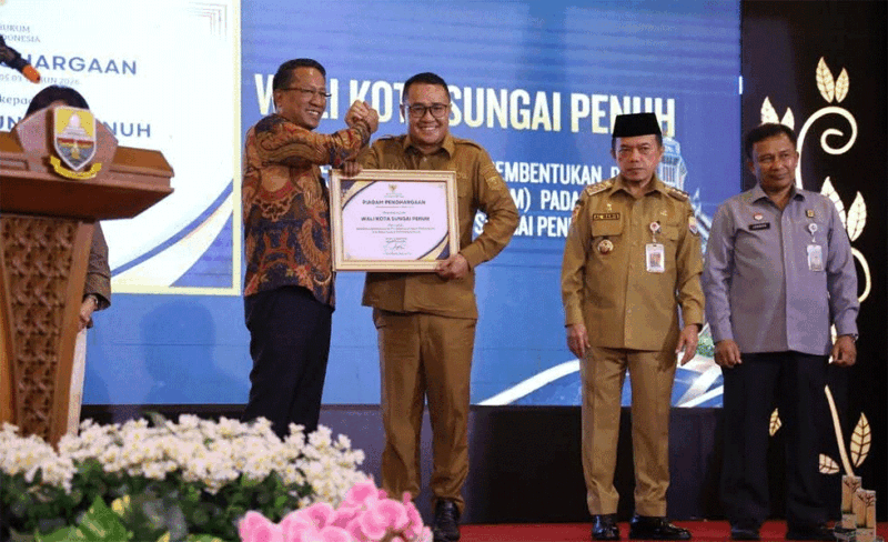 Wali Kota Sungai Penuh, Alfin, SH,  menerima piagam penghargaan dari Menteri Hukum RI.