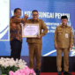 Wali Kota Sungai Penuh, Alfin, SH,  menerima piagam penghargaan dari Menteri Hukum RI.