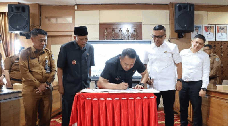 Penandatanganan kerja sama dilakukan langsung oleh Wali Kota Sungai Penuh, Alfin, SH dengan Kepala Kejaksaan Negeri Sungai Penuh, Robi Harianto, SH., MH. Senin (6/4).