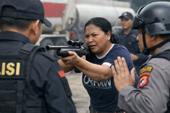 ilustrasi gambar Istri pelangsir BBM di Bungo ancam polisi pakai senapan angin